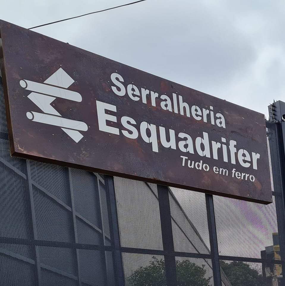 Placa da Serralheria Esquadrifer: tudo em ferro