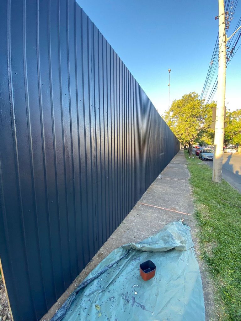 Fechamento metálico de muro